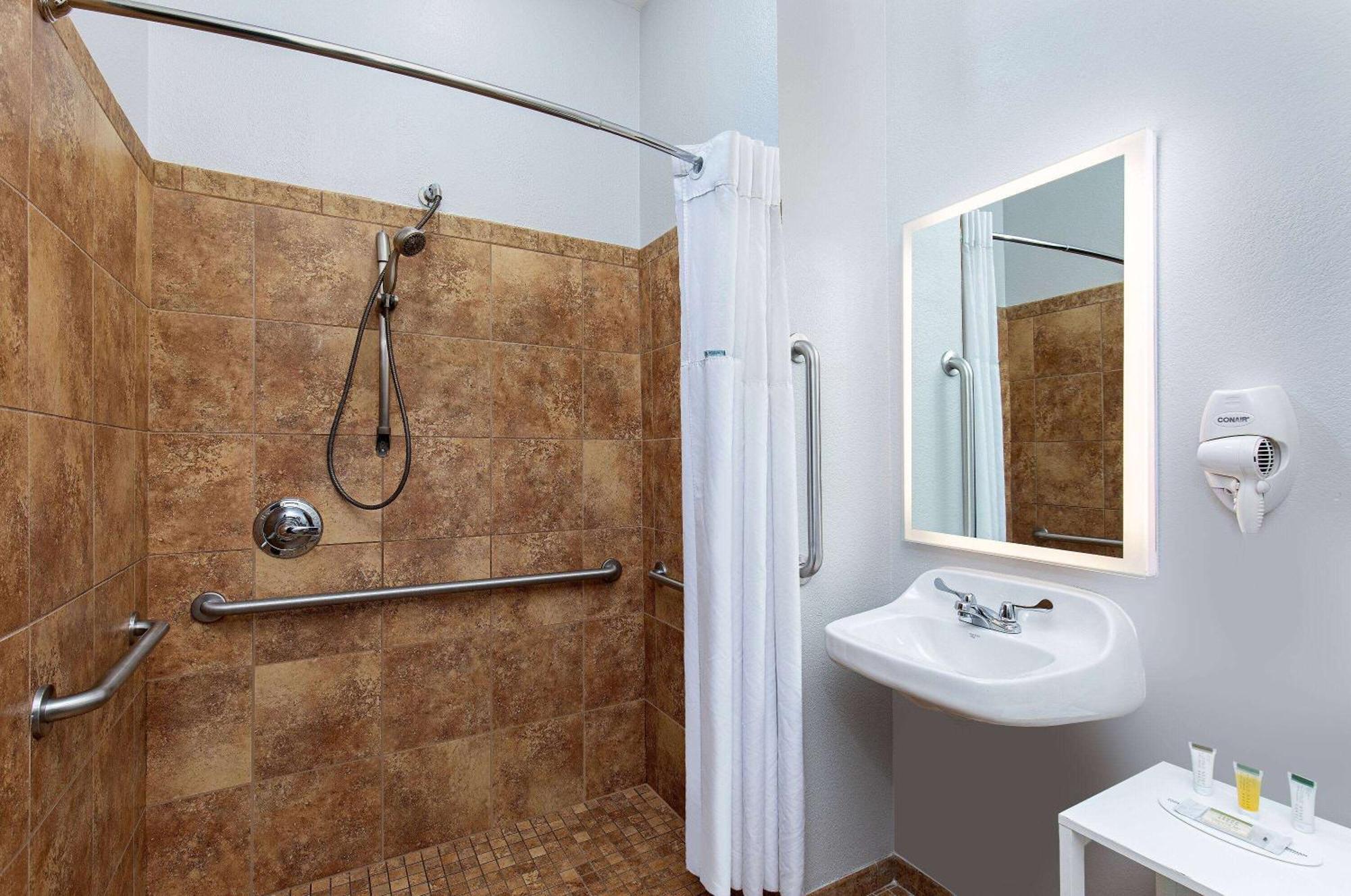 Microtel Inn And Suites By Wyndham Opelika Exteriör bild